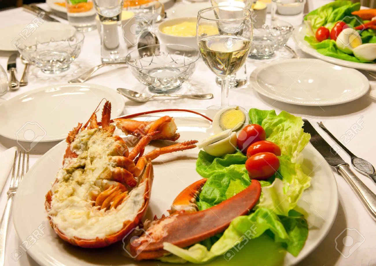 16113230-luxury-dinner-table-with-fresh-lobster-and-salad Không gian đãi tiệc sang trọng với những món hải sản cao cấp được bày trí tinh tế