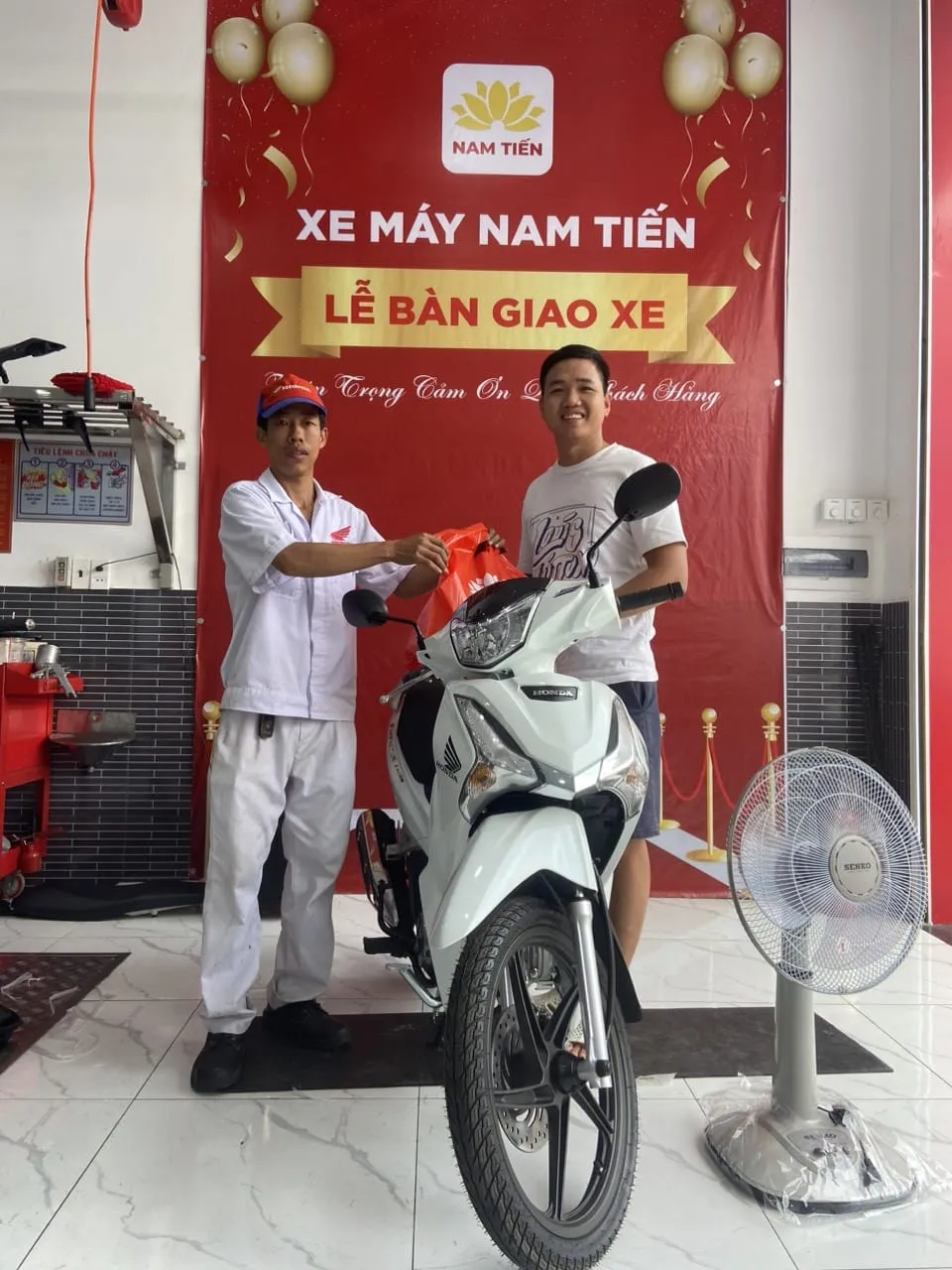Nhân viên nhà xe kiểm tra và lập biên bản bàn giao xe máy trước khi vận chuyển