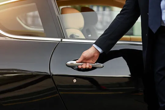 Phong thái chuyên nghiệp và sự tận tâm từ đội ngũ tài xế xe Limousine VIP