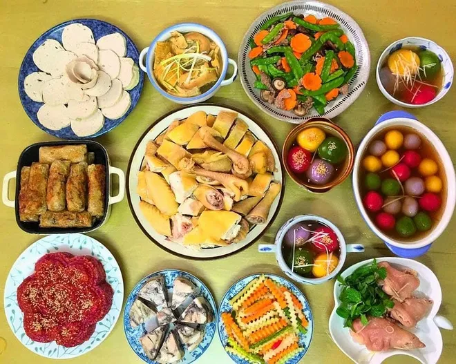 Mâm cơm gia đình ấm cúng gợi nhắc hương vị quê nhà tại Cơm Nhà Đôi