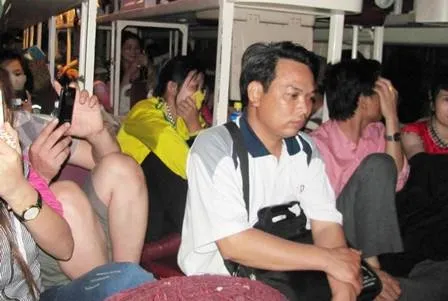 Nhân viên hỗ trợ hành khách sắp xếp hành lý cẩn thận trước khi khởi hành