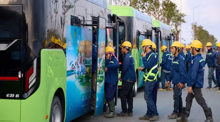 Sử dụng xe buýt giúp người lao động tiết kiệm chi phí và đảm bảo an toàn