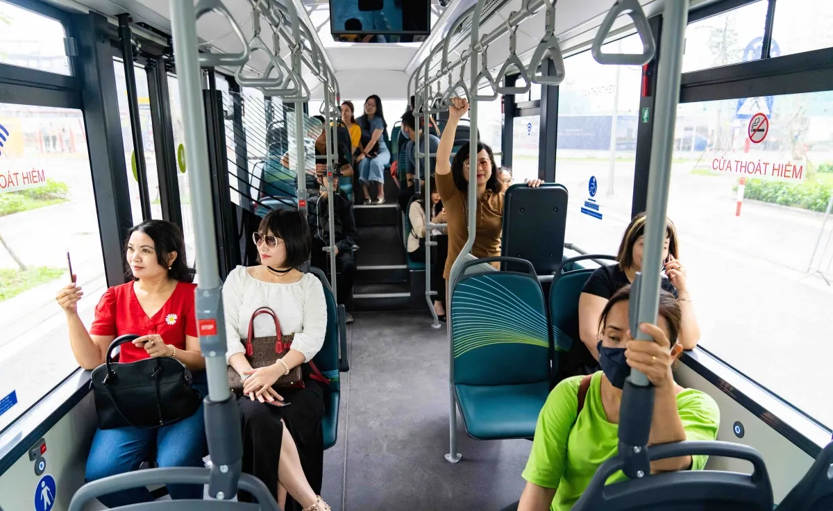 Luôn đề cao cảnh giác và tuân thủ quy định an toàn khi sử dụng phương tiện công cộng