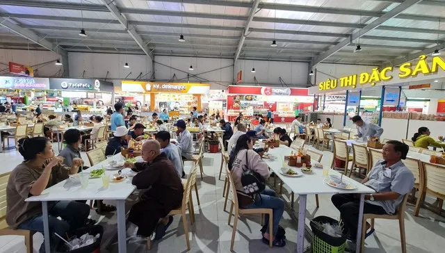 Các trạm dừng chân hiện đại cung cấp đầy đủ dịch vụ ăn uống và vệ sinh cho hành khách