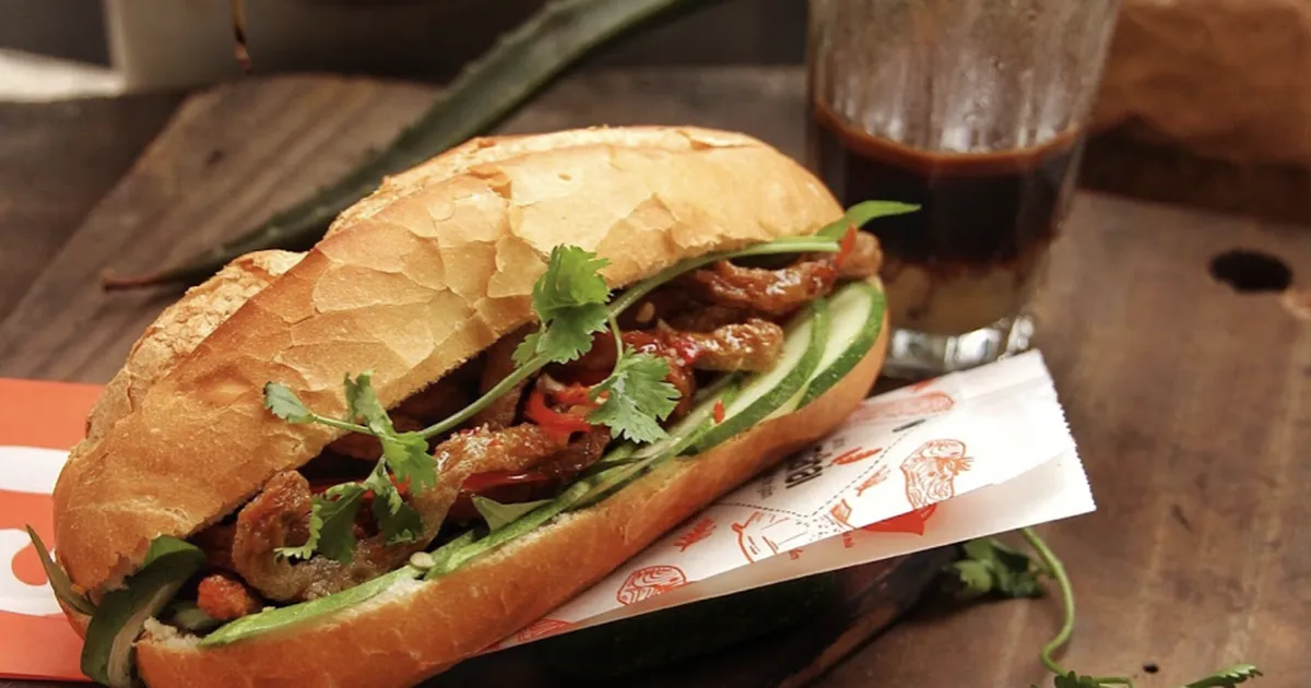Sự phong phú của các món ăn sáng từ phở bún bò đến bánh mì trên đường Nguyễn Ái Quốc