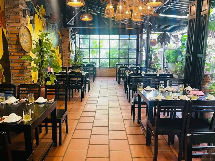Không gian nội thất ấm cúng của một quán cơm niêu nổi tiếng tại Biên Hòa