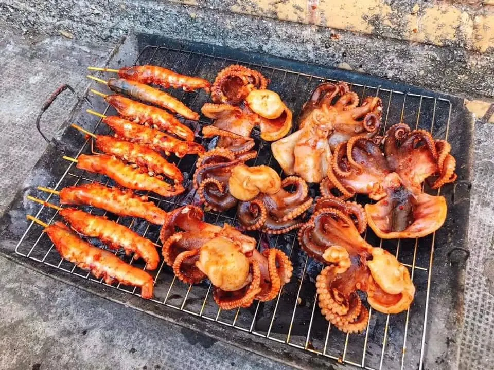 Hải sản tươi sống được nướng trực tiếp tại bàn đảm bảo độ ngọt và nóng hổi