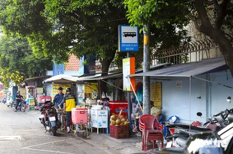 Đảm bảo an toàn khi đứng chờ xe buýt tại các trạm dừng trên trục đường chính