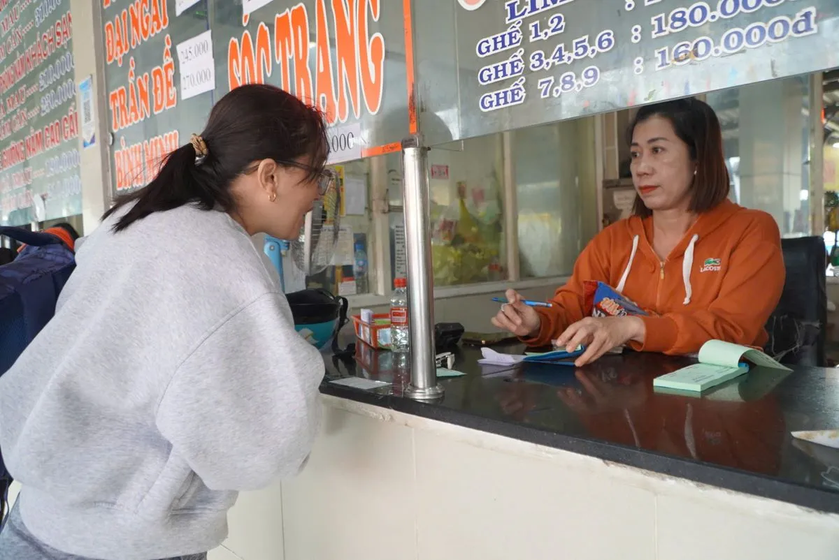 Hành khách thực hiện giao dịch đặt vé trực tiếp tại quầy vé bến xe Biên Hòa