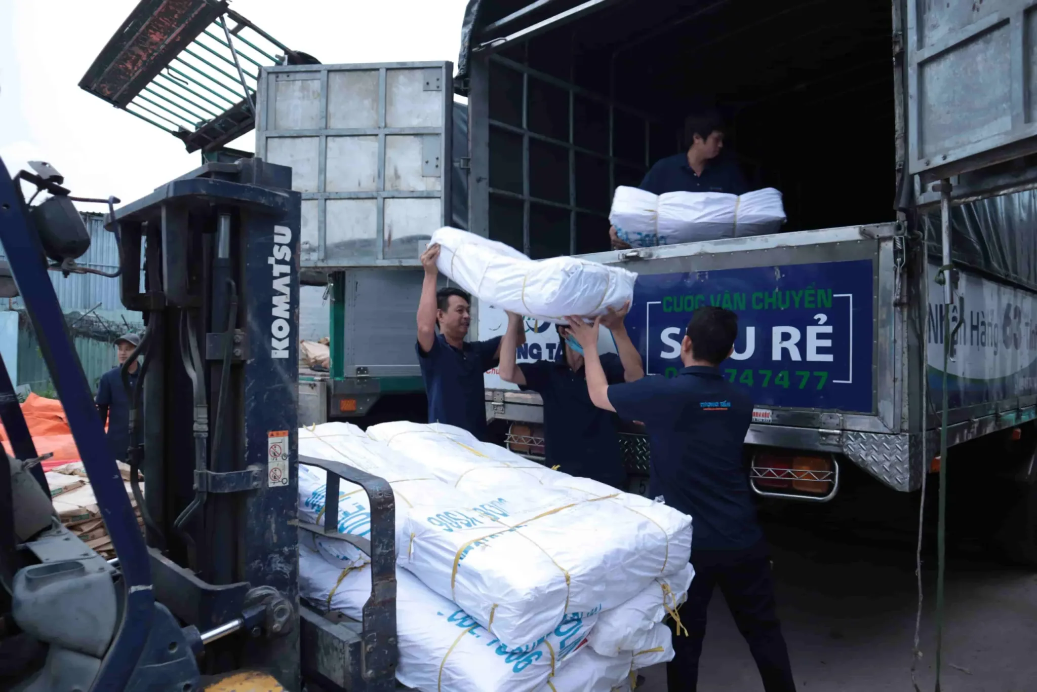 Đội ngũ bốc xếp chuyên nghiệp đảm bảo an toàn cho hàng hóa