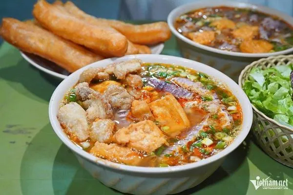 Thưởng thức tô bún riêu nóng hổi là cách tuyệt vời để kết thúc hành trình ăn đêm