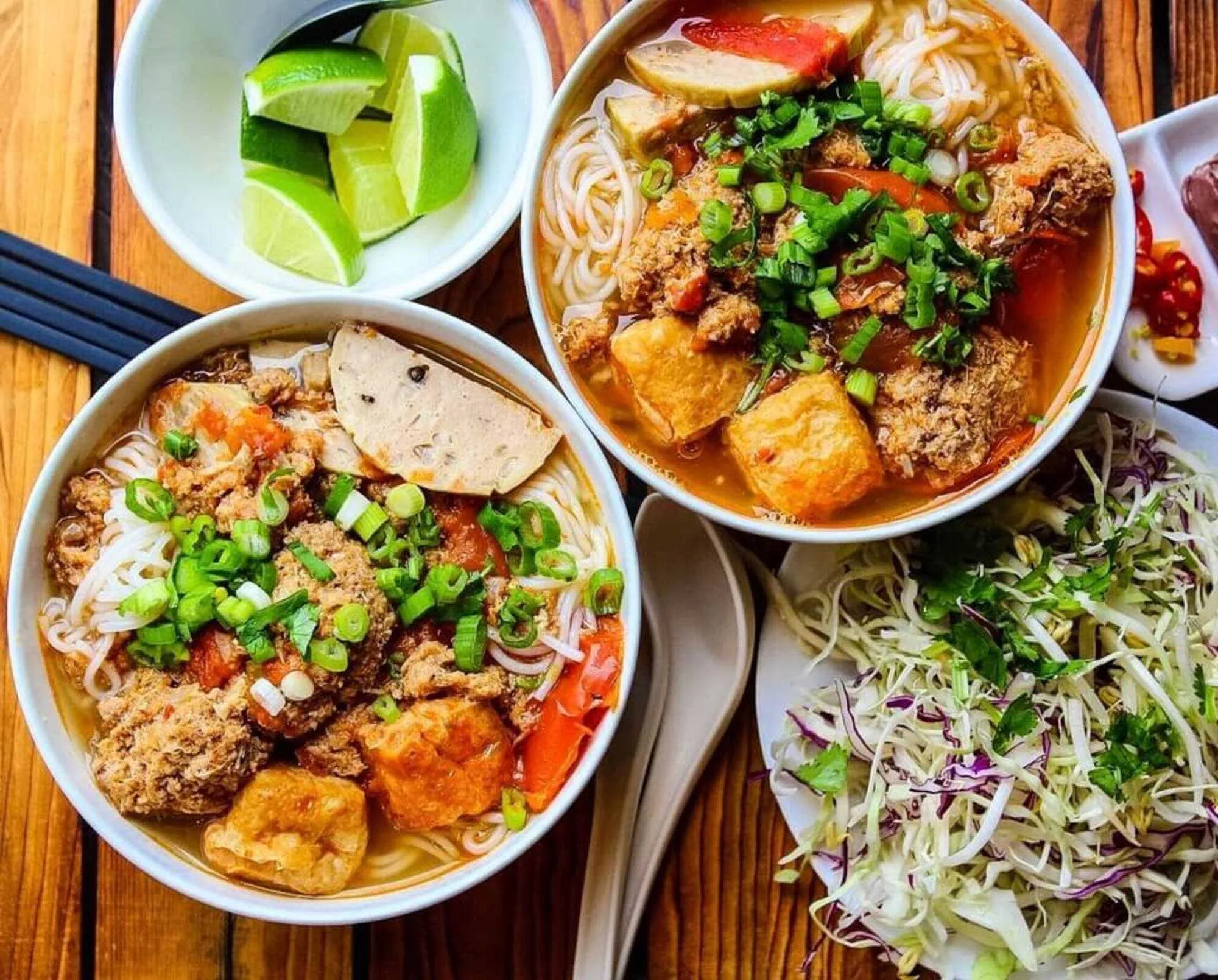 Một tô bún riêu cua đồng đặc trưng với màu sắc bắt mắt và hương vị đậm đà