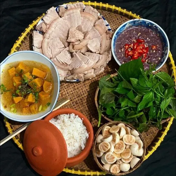 Mâm cơm niêu truyền thống mang đậm bản sắc văn hóa Việt tại khu vực Biên Hòa
