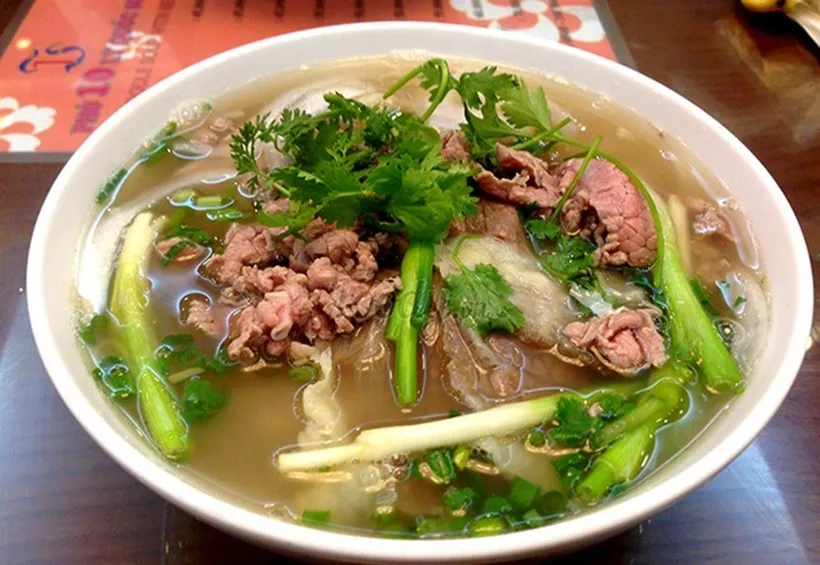 Một bát phở bò truyền thống với nước dùng trong vắt và hương thơm quyến rũ