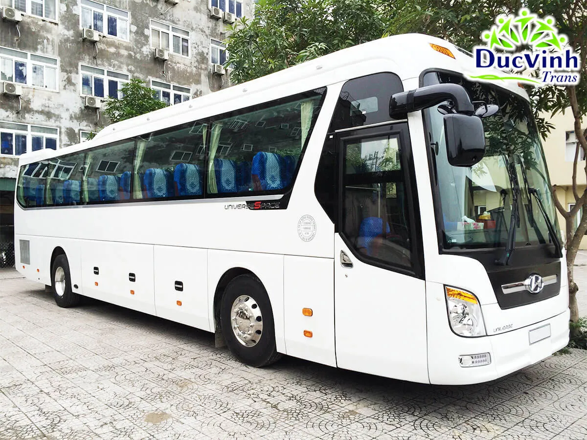 Dịch vụ đưa đón nhân viên bằng xe 45 chỗ giúp tối ưu hóa chi phí vận chuyển cho doanh nghiệp