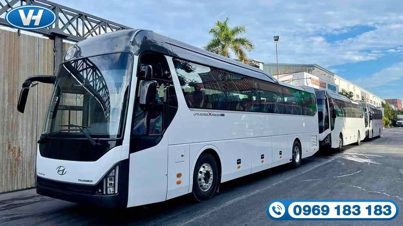 Dòng xe 45 chỗ hiện đại phục vụ các đoàn khách quy mô lớn tham quan Đại Nam
