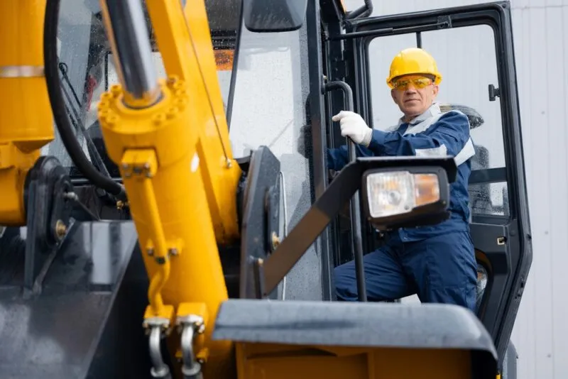 Đội ngũ kỹ thuật viên chuyên nghiệp đảm bảo an toàn trong suốt quá trình nâng hạ