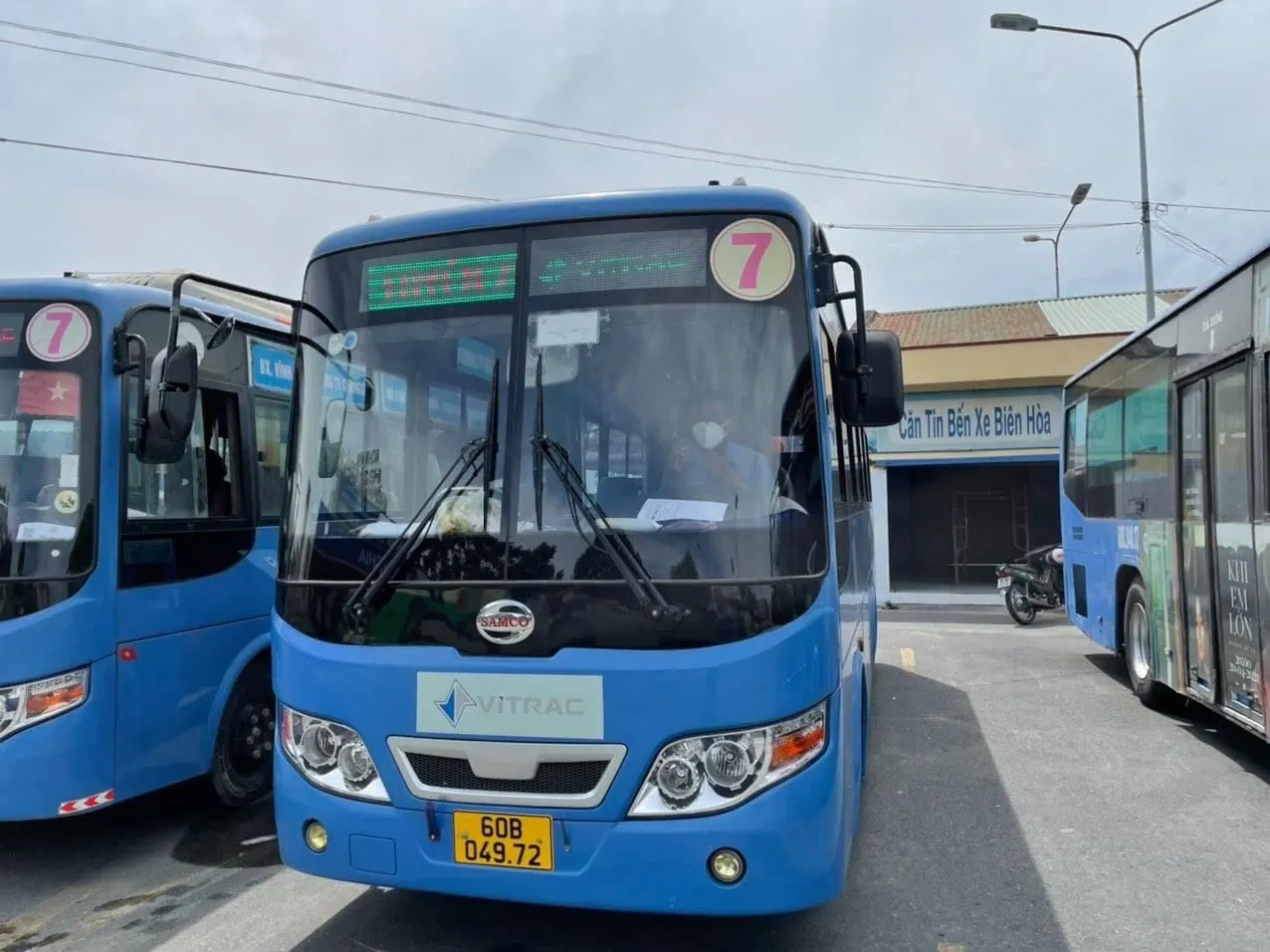 Tuyến xe buýt số 7 là lựa chọn hàng đầu của người dân khi cần di chuyển đến bệnh viện Vĩnh An