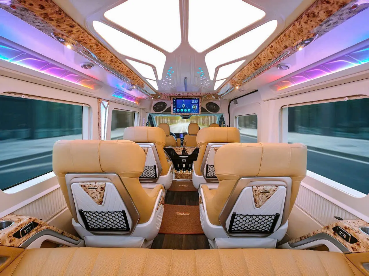Nội thất sang trọng với hệ thống ghế massage và tiện nghi hiện đại trên xe Limousine 9 chỗ
