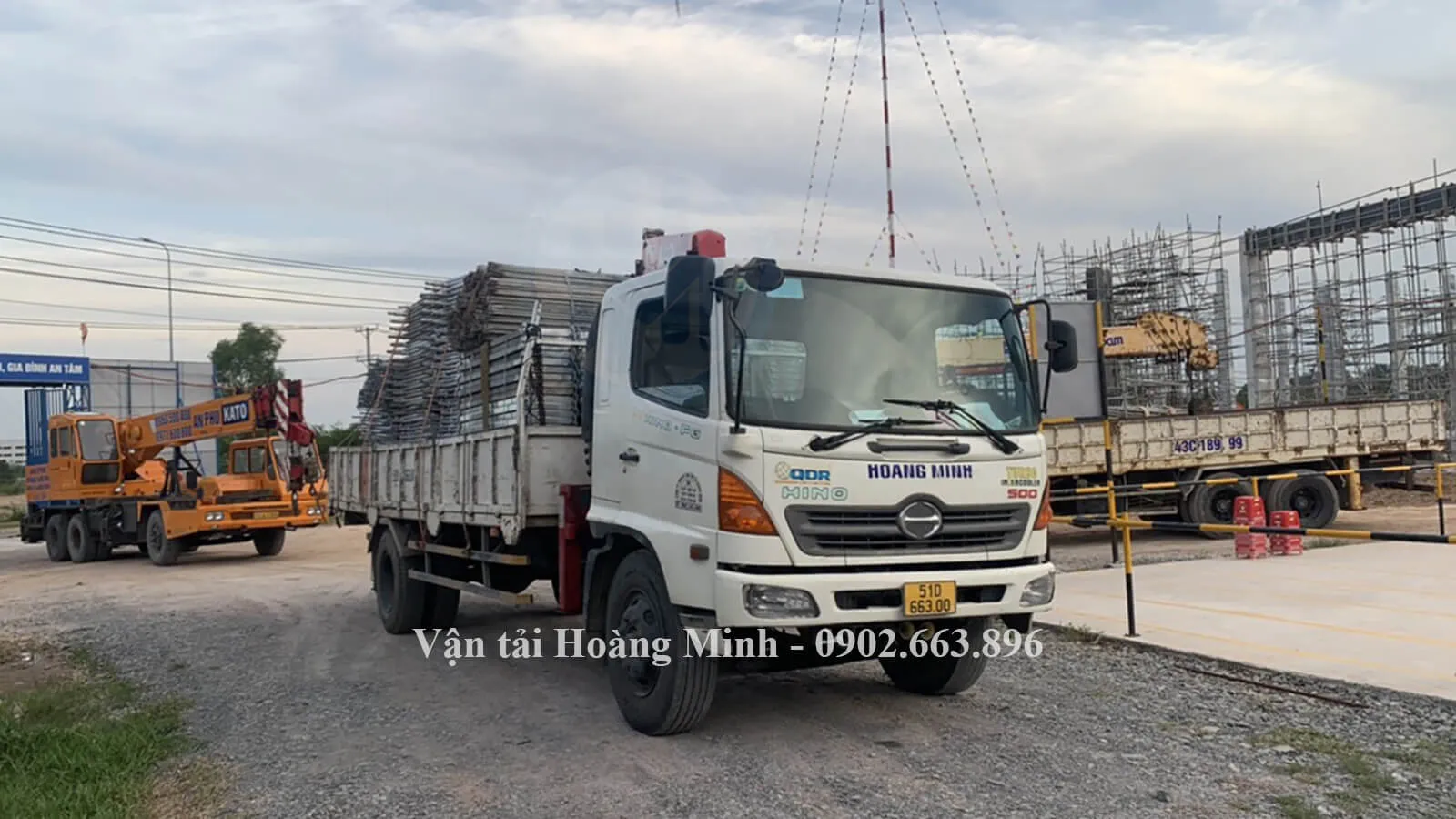 Vận chuyển sắt thép đòi hỏi phương tiện có tải trọng lớn và kỹ thuật chằng buộc chắc chắn