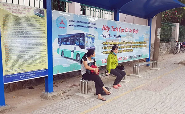 Các trạm dừng trên đường CMT8 luôn là điểm trung chuyển quan trọng