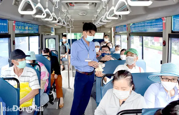 Các tuyến xe buýt số 1 và số 2 thường xuyên đón lượng khách lớn tại khu vực nội ô