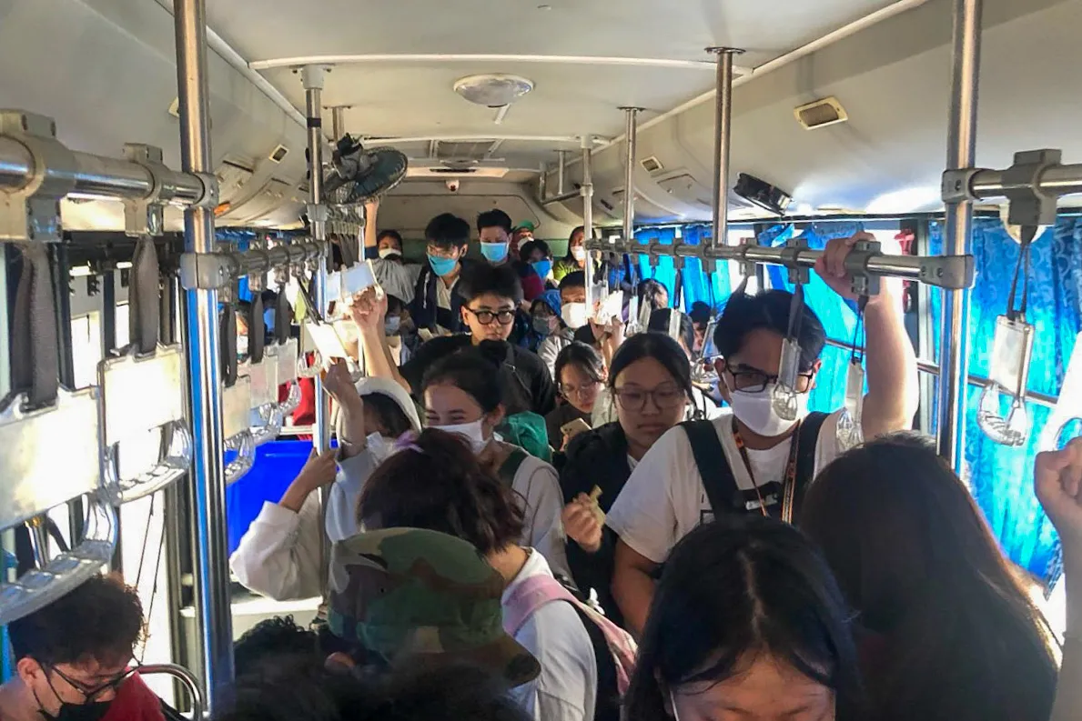 Lựa chọn khung giờ di chuyển hợp lý giúp bạn tránh được tình trạng quá tải trên xe buýt
