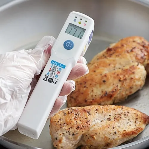 Kiểm tra nhiệt độ hàng hóa bằng thiết bị chuyên dụng khi giao nhận tại Biên Hòa
