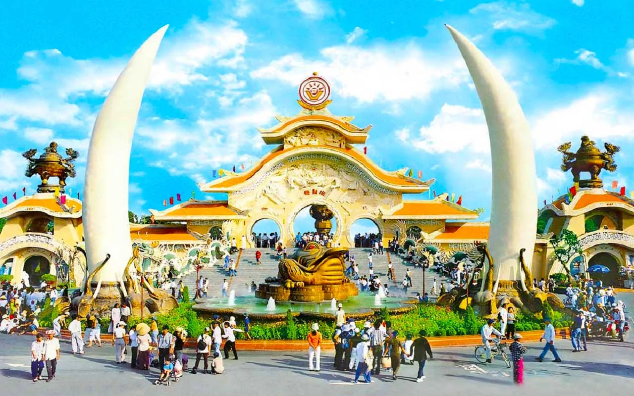 Cổng chào ấn tượng của Khu du lịch Văn hóa Suối Tiên  điểm đến hấp dẫn tại TPHCM