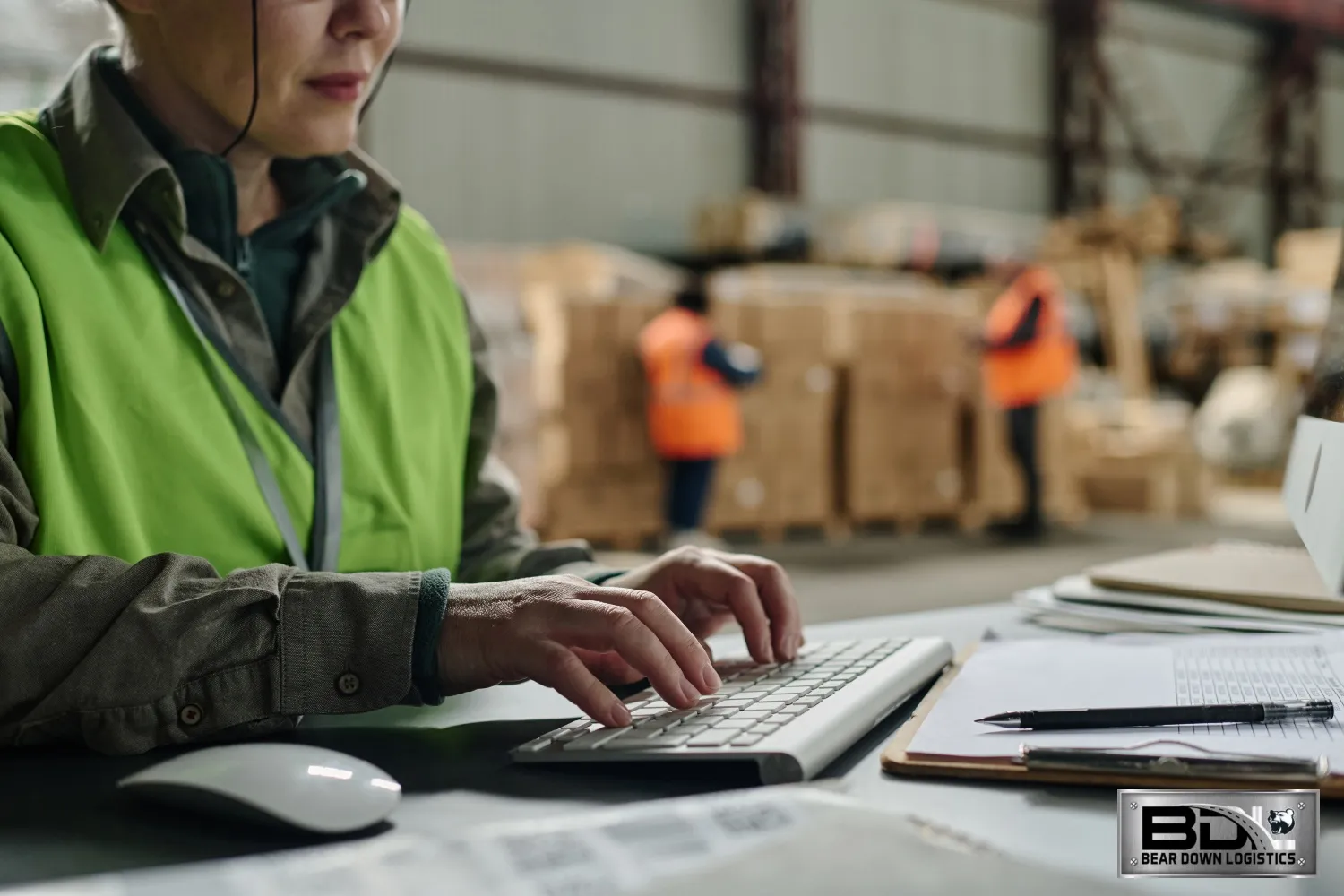 Nhân viên Logistics đang kiểm tra tính hợp lệ của bộ chứng từ vận tải trước khi ra bến nhận hàng