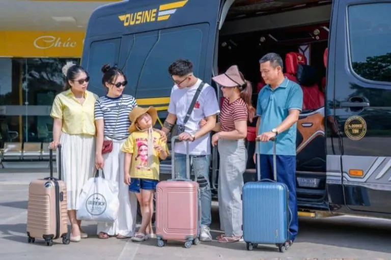 Đội ngũ nhân viên chuyên nghiệp luôn đặt sự hài lòng của khách hàng lên hàng đầu