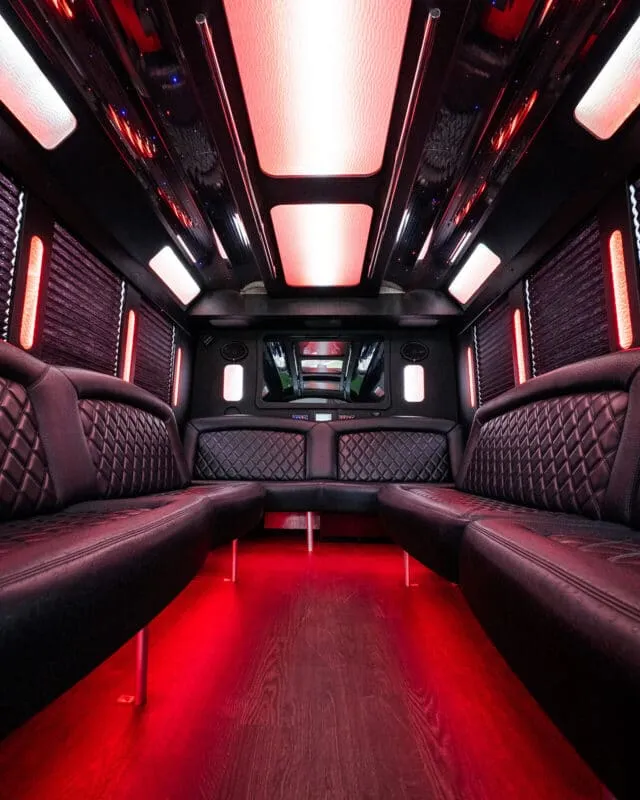 Nội thất xe Limousine cao cấp phục vụ đưa đón chuyên gia với đầy đủ tiện nghi