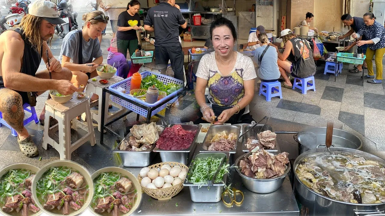 Không gian quán phở sạch sẽ tạo cảm giác thoải mái cho thực khách