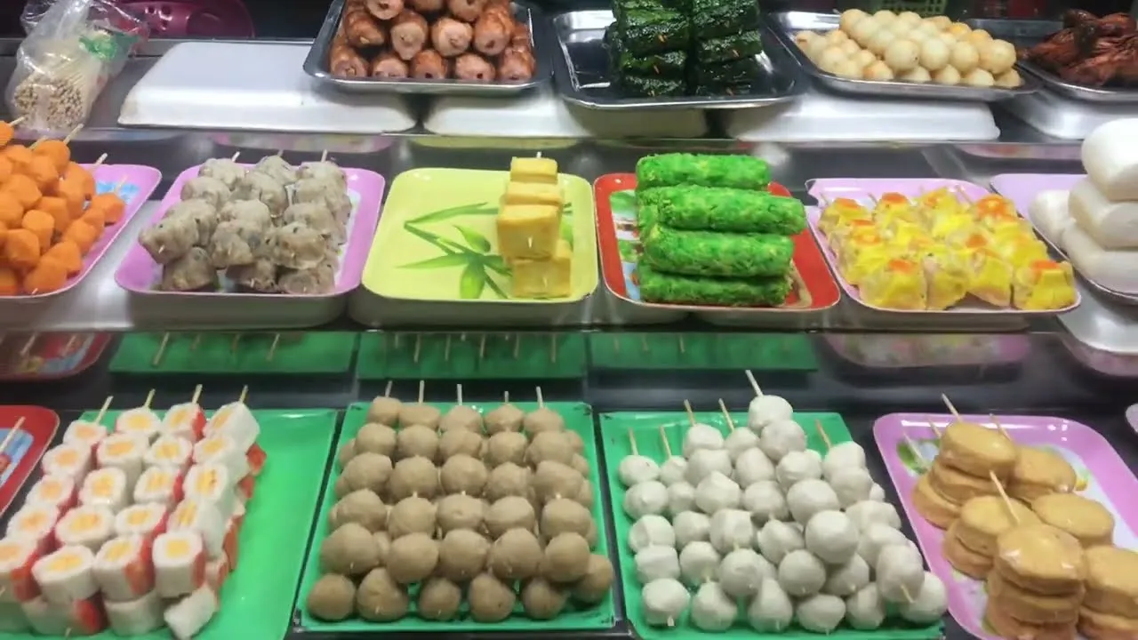 Sự nhộn nhịp và đa dạng của các món ăn vặt tại chợ đêm Biên Hùng