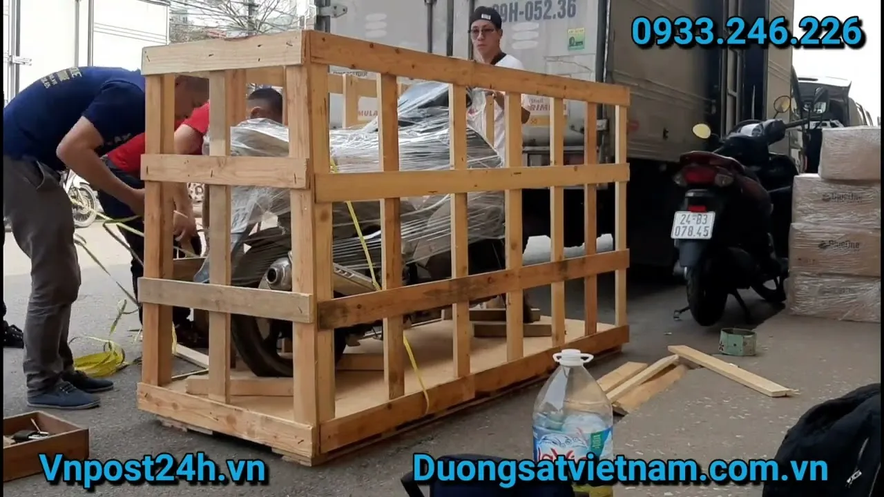 Kỹ thuật đóng khung gỗ chuyên nghiệp giúp bảo vệ xe tuyệt đối khỏi va đập