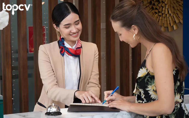 Đội ngũ nhân viên tận tâm luôn sẵn sàng hỗ trợ khách hàng thực hiện các thủ tục đặt phòng