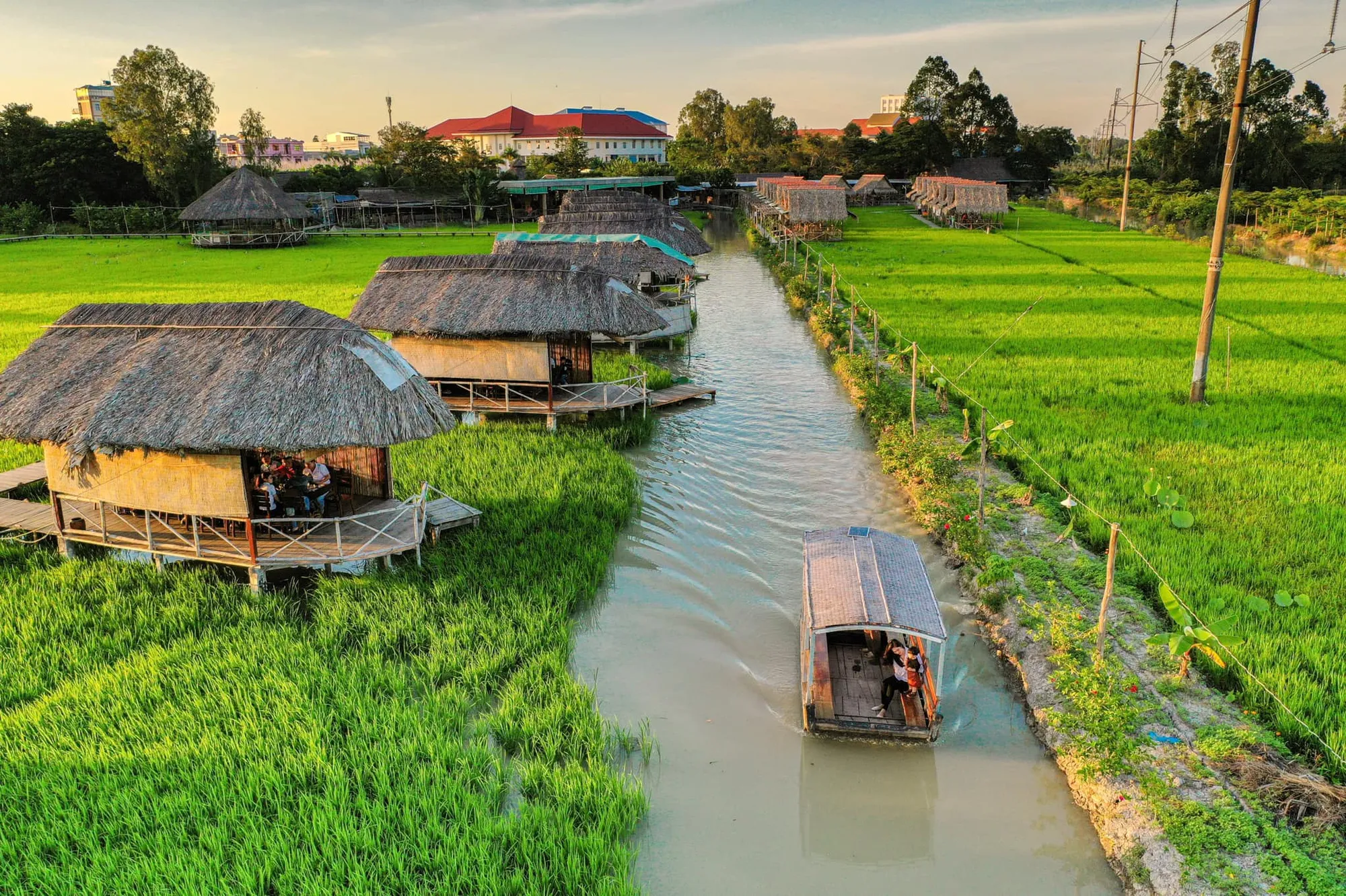 Tận hưởng vẻ đẹp bình yên của miền Tây trên hành trình cùng xe Tùng Châu