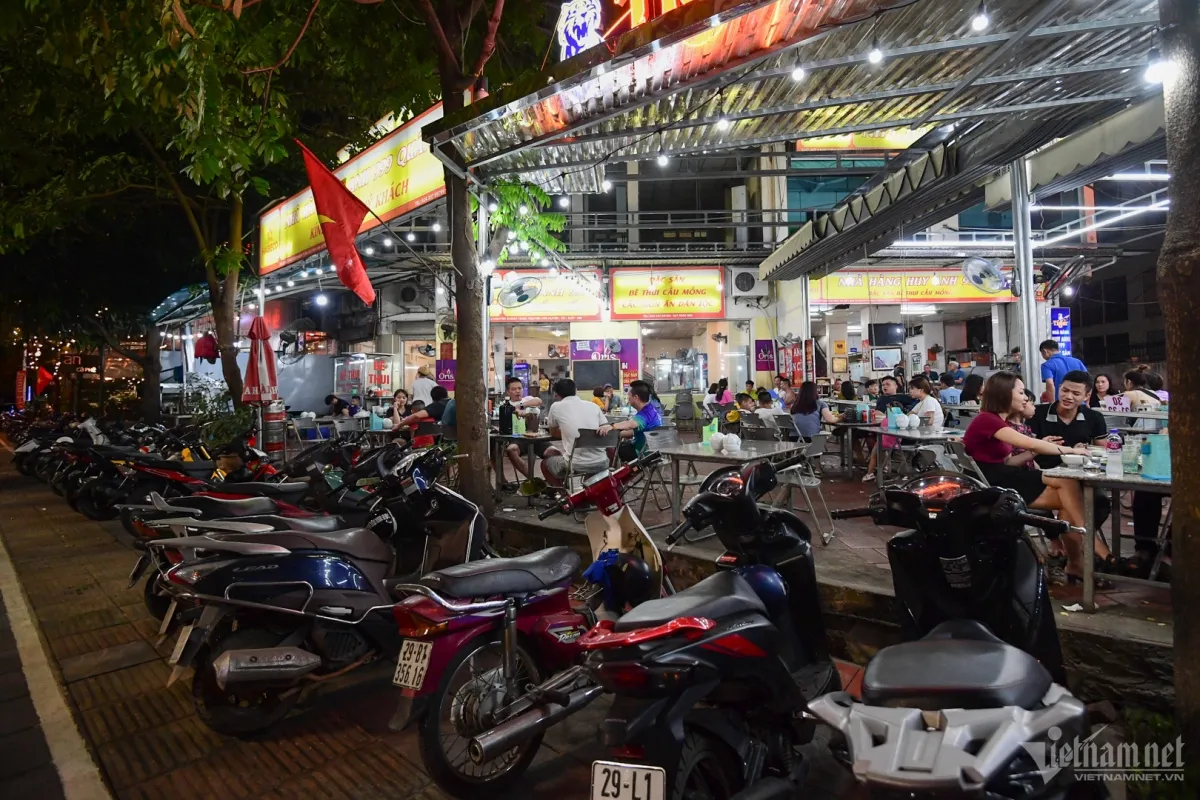 Khu vực đậu xe rộng rãi có nhân viên hướng dẫn tận tình tại Quán nướng Cây Si