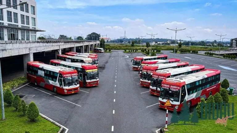 Toàn cảnh bến xe Hùng Vương nhộn nhịp với các dòng xe chất lượng cao phục vụ tuyến đi sân bay