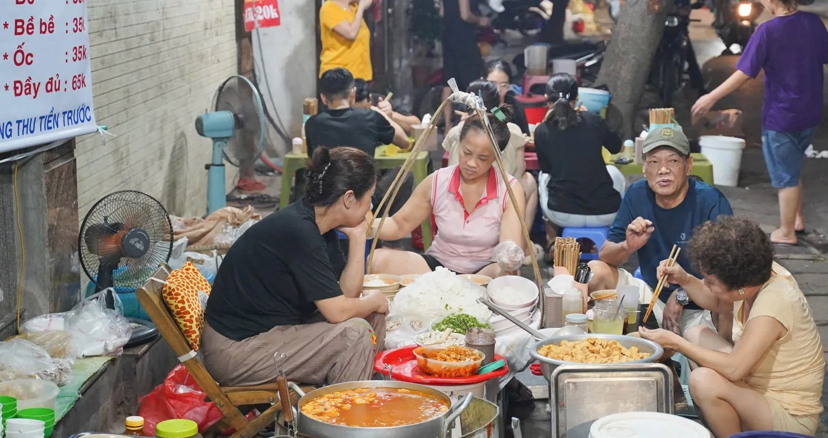 Không gian quán bún riêu gia truyền luôn tấp nập thực khách ra vào