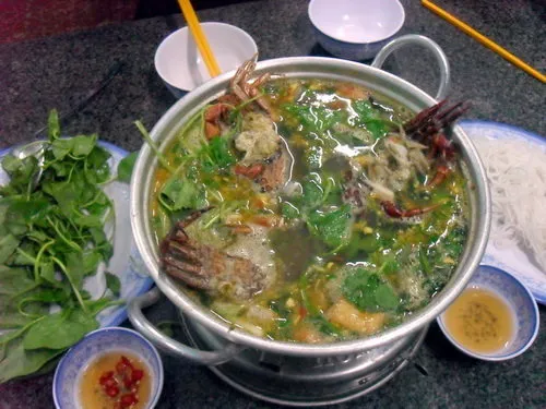 Nồi lẩu cua đồng đậm đà hương vị truyền thống tại Nam Phát