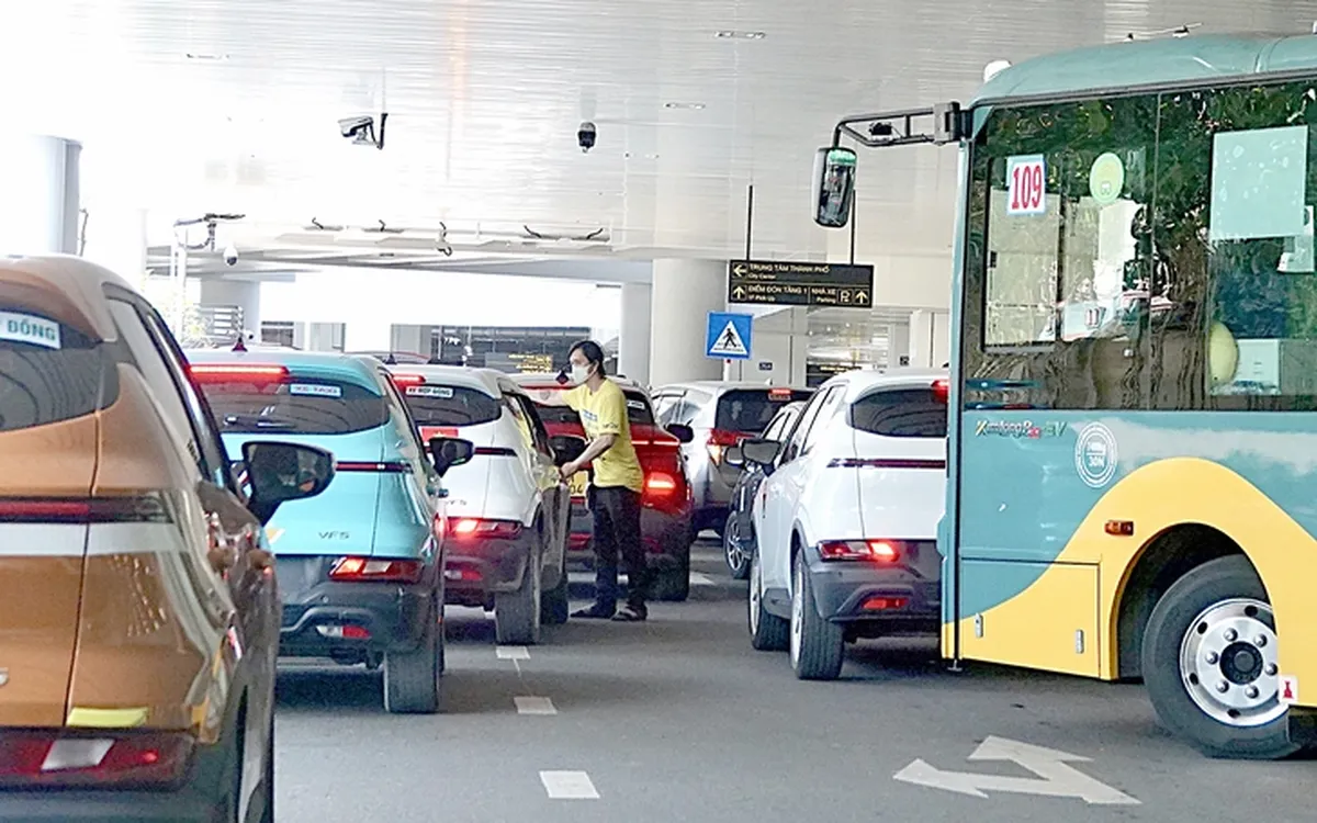 Dịch vụ thuê xe 7 chỗ đưa đón sân bay Tân Sơn Nhất chuyên nghiệp và đúng giờ