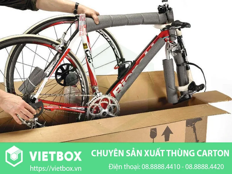 Bọc lót xe cẩn thận bằng bìa carton giúp giảm thiểu rủi ro trầy xước trong quá trình vận chuyển