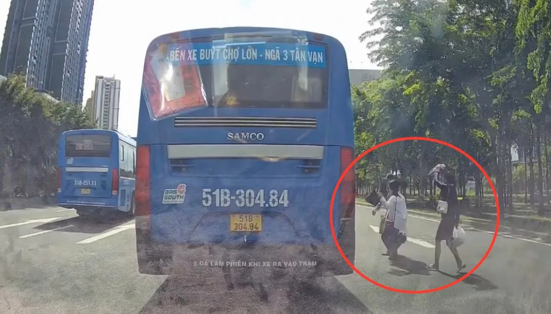 Các dòng xe buýt hiện đại hoạt động liên tục trên tuyến đường Xa lộ Hà Nội