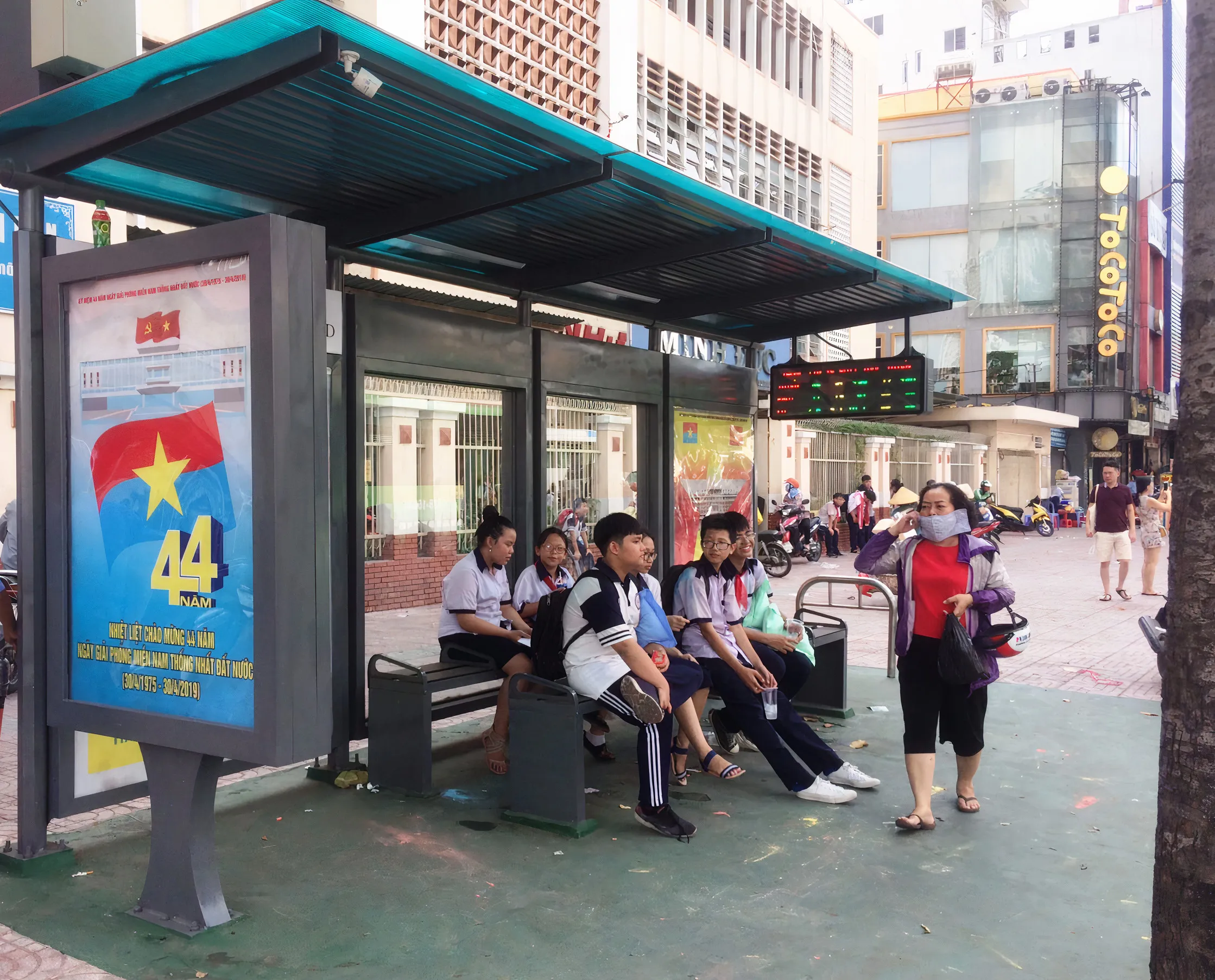 Hành khách nên đứng tại các nhà chờ có mái che để đảm bảo sức khỏe trong khi chờ xe đến