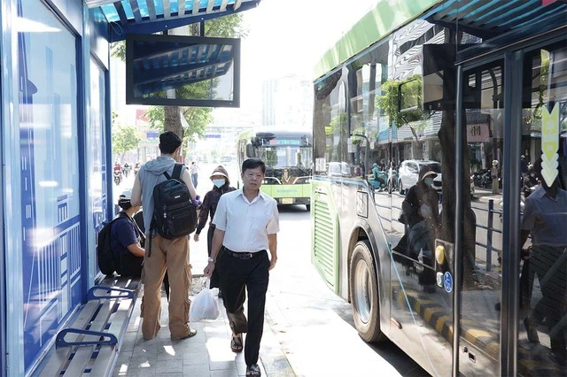 Nên đứng đúng trạm dừng và sử dụng ứng dụng tra cứu để không bỏ lỡ chuyến xe